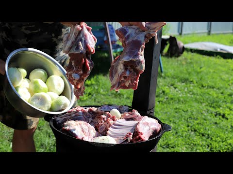 Видео: ЦЕЛЫЙ БАРАШЕК ТОМЛЕНЫЙ В ЛУКЕ В КАЗАНЕ НА КОСТРЕ