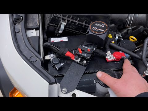 Видео: Инвертор и второй аккумулятор в FJ Cruiser: Что делать, когда места не хватает?