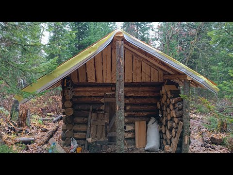Видео: МОЯ ИЗБА В ЛЕСУ. СТРОЙКА КИПИТ! УТЕПЛЯЮ ИЗБУ, ФРОНТОН