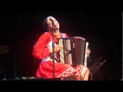 Видео: Алена Петровская с баяном "Хочу тебе понравиться"