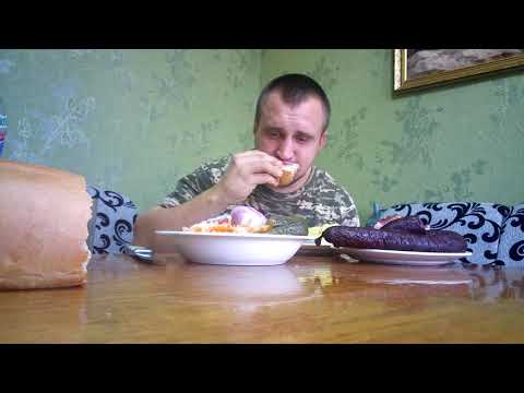 Видео: Пью самогон с колбаской травяной чай со свиной щекой квашеной капустой и солеными огурчиками