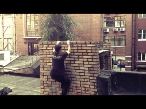 Видео: Туториал по выходу силы из "Кэт лип" / Parkour tutorial muscle up from cat leap (English subtitle)