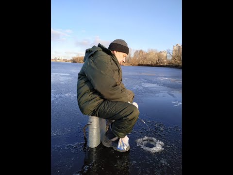 Видео: Рыбалка в Строгино в Москве по Первому льду 01.12.2019