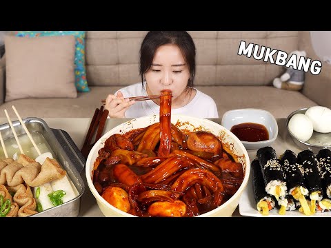 Видео: Готовим мукбанг :) Токпокки из черной фасоли, высоко оцененный мужем | сыр кимпап.