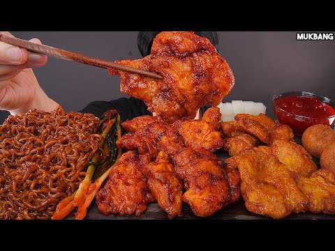 Видео: жареный цыпленок и лапша Black Bean Noodles & Fried Chicken 🍗 KIMCHI EATING ASMR MUKBANG