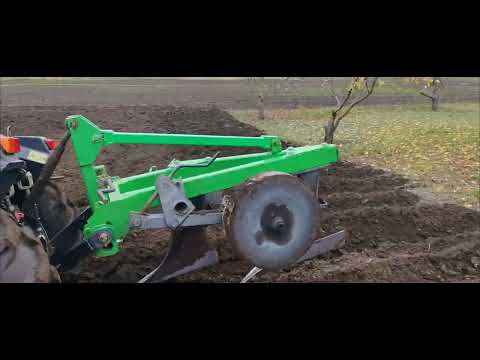 Видео: Оранка на мінітракторі. 