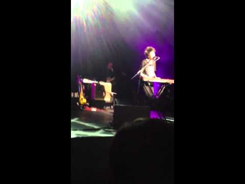 Видео: Казанова на 3-й бис Земфиры в Париже