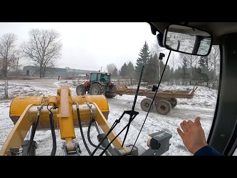 Видео: Загрузка и транспортировка рулонов соломы на новых тракторах!