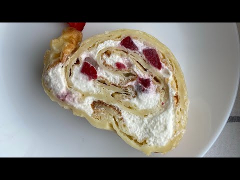 Видео: Незвичайний рулет зі сметанним кремом та ягодами. #рулет #еклери