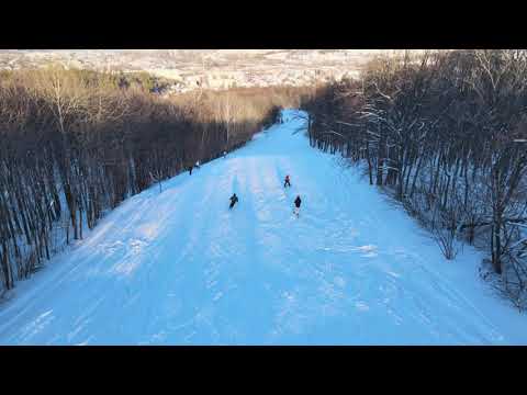 Видео: Горнолыжка в г. Жигулевске открыла сезон. Катаются и стар и мал... Много "засвета" от яркого солнца