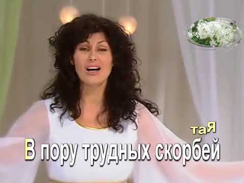 Видео: Хрупкая милая женщина