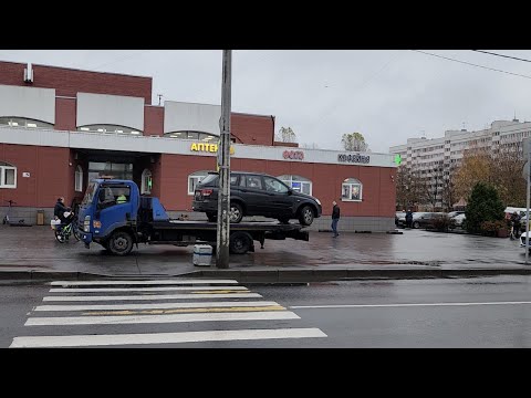 Видео: На ул. Тамбасова 4 в Санкт-Петербурге эвакуируют машины с тротуара у магазина Пловдив местные з ЗА!