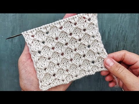 Видео: Нежный узор с ромбами из вытянутых петель для вязания женских и детских изделий