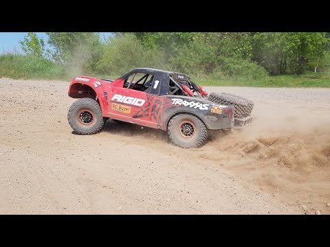 Видео: Ты его давно ждал! Traxxas Unlimited Desert Racer, который намерен уделать Losi