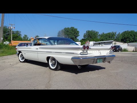 Видео: Pontiac Bonneville 1960 года выпуска с двухдверным куполом Bubbletop белого цвета и история Ride ...