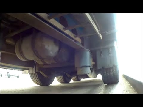 Видео: Устраняю шипение воздуха на передней оси прицепа.