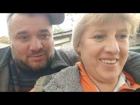 Видео: Як Юрась курей і свиней годував, мене діставав, як я пір'я продавала і город засаджувала 