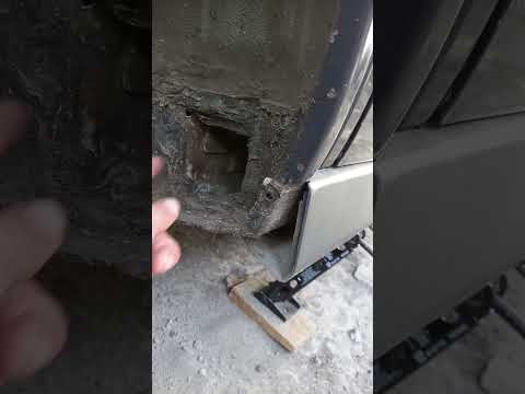 Видео: Как снять пластиковую накладку порога на Opel Astra G .