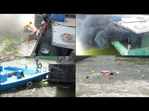 Видео: Лодку накрыла сильная вода