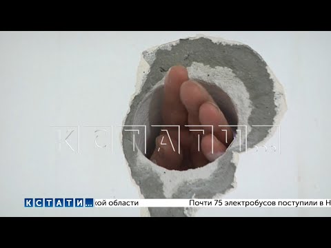 Видео: Контролирующие органы изучают муляжи коммуникаций, сделанных застройщиком в доме для расселения