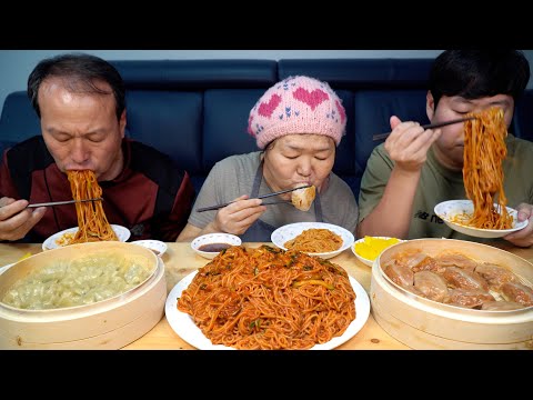 Видео: Пельмени с мясом и кимчи с острой лапшой - кулинарное шоу Mukbang.