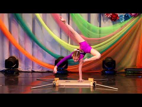 Видео: Эквилибр-каучук на тростях "Движение вверх" Элина Бакус, цирк "Фантазёры" рук. Ольга Ершова