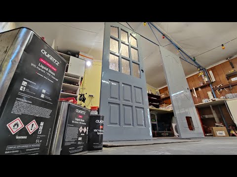 Видео: Распыление жидкого стекла на деревянные двери