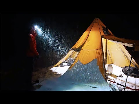 Видео: Зимний кемпинг с горячей палаткой в сильный снегопад