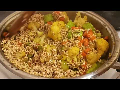 Видео: Быстро, вкусно, полезно. Зеленая гречка с овощами.