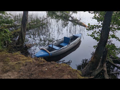 Видео: Рыбалка на каяке на лесном озере. Душевно вышло / Молния Каяк