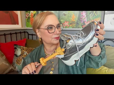 Видео: Как растянуть обувь Что делать, если обувь жмет и натирает Далеко не все знают эти хитрости