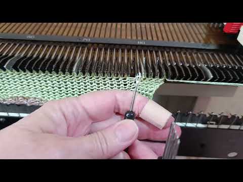 Видео: 🦉Как вяжу на платье разрезы.Вязальная машина Нева 5🧶