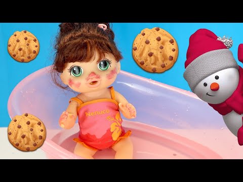 Видео: Упала в Сугроб Промёрзла Насквозь Как Мама Отогревала Куклу в Ванне Мультики 108мама тв