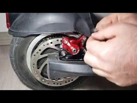 Видео: Замена тормозных колодок на электросамокате