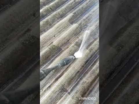 Видео: Чистка шиферной крыши кёрхером.