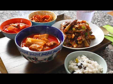 Видео: Острая тушеная свинина  (Dwaejigogi-jjigae: 돼지고기찌개)