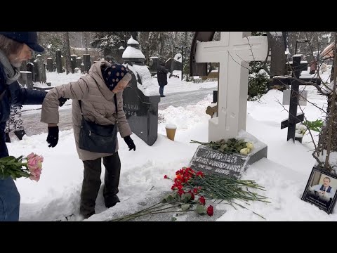 Видео: Жена и сын с цветами на могиле актёра Юрия Яковлева в день памяти / Новодевичье кладбище 30.11.2023