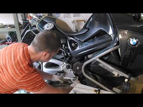 Видео: замена приводного ремня BMW F800 ST