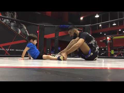 Видео: #Шпагат - #Растяжка  для #детей . Как салиться на шпагат . @muhammad_jr70 @ayd_mma