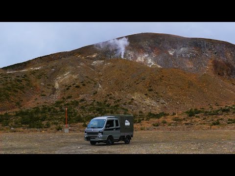 Видео: Спать один в очень узкой платформе легкого грузовика при сильном ветре.