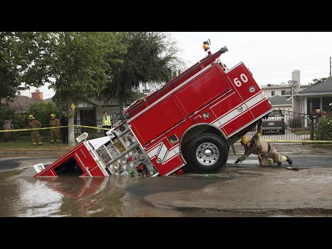 Видео: ПРИКОЛЫ ПОЖАРНЫХ / НЕУДАЧИ И ФЭЙЛЫ ОГНЕБОРЦЕВ / Firefighters fail