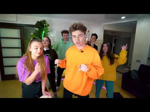 Видео: ИГРА В БУТЫЛОЧКУ *НА ПОЦЕЛУИ* ЧЕЛЛЕНДЖ!!!