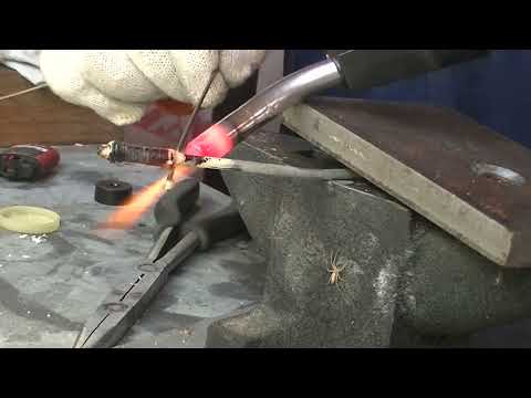 Видео: Стенд проверки форсунок из домкрата. Часть 2 Пайка латуни