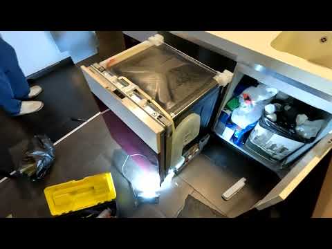 Видео: Посудомоечная машина siemens(bosch) 2011год. Ошибка е04 и e15.