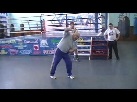 Видео: Акцентированный удар правой рукой в боксе.