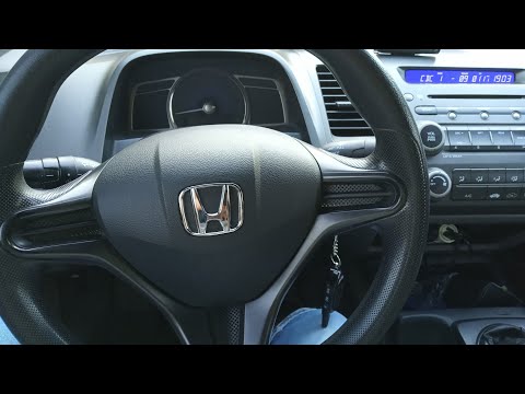 Видео: Замена значка Honda на руле Civic 8