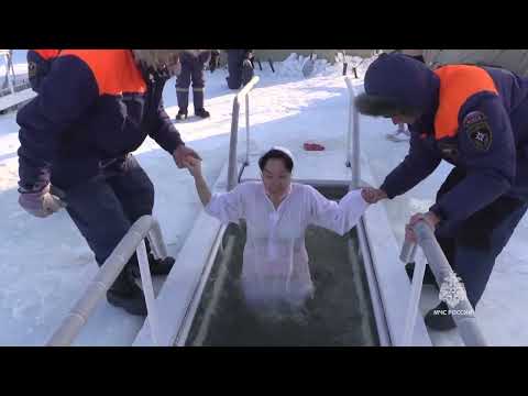 Видео: Крещенские купания в Хабаровском крае проходят без происшествий