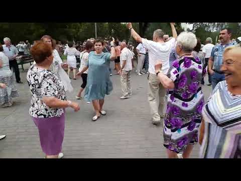 Видео: танцы у фонтанов в Могилеве