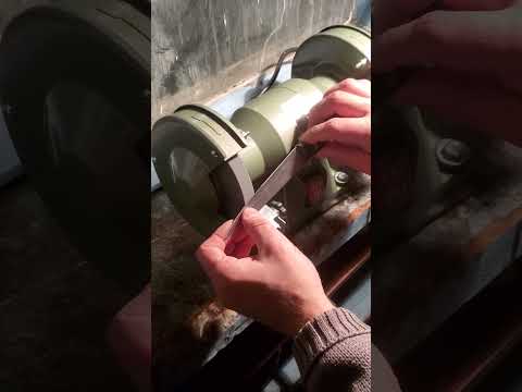 Видео: Заточка ножей на настольном заточном станке.