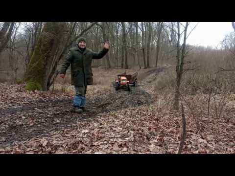 Видео: Минитрактор 4*4 по грязи с небольшим грузом